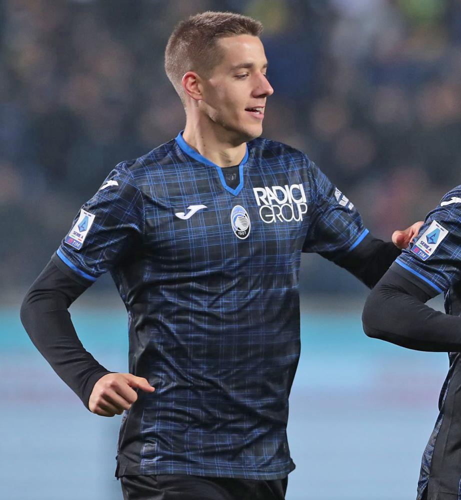 日本人選手も！近年「クリスマスユニフォーム」を着た欧州の5チーム｜写真4