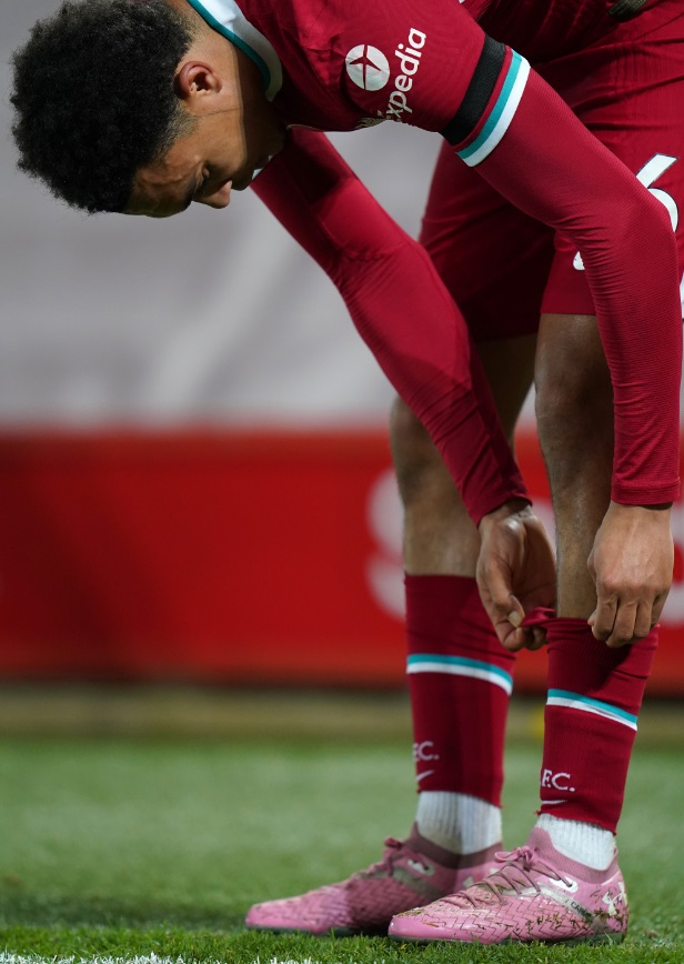 現役Jリーガーも！「ソックスを短く履くことを好む6人の選手」｜写真11