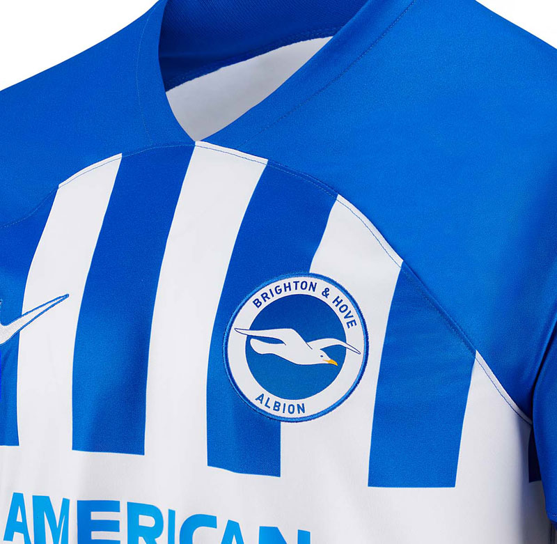 三笘薫が登場！ブライトンが23-24新ユニフォームを発表　久しぶりに“あのデザイン”が復活｜写真4