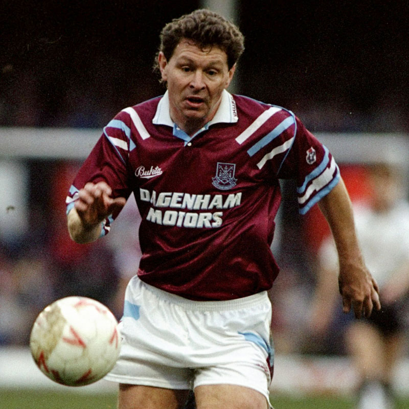 ウェストハム、2022-23新ユニフォームを発表！「90年代レトロ」なデザイン｜写真4