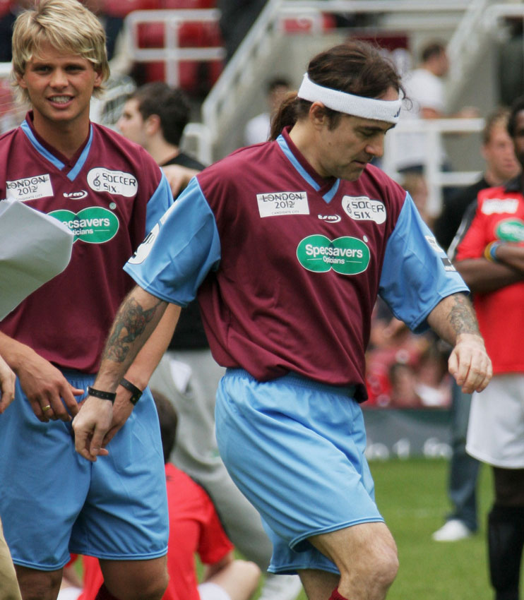 まだまだいる！これが人気ミュージシャンの「サッカーユニフォーム姿」｜写真10