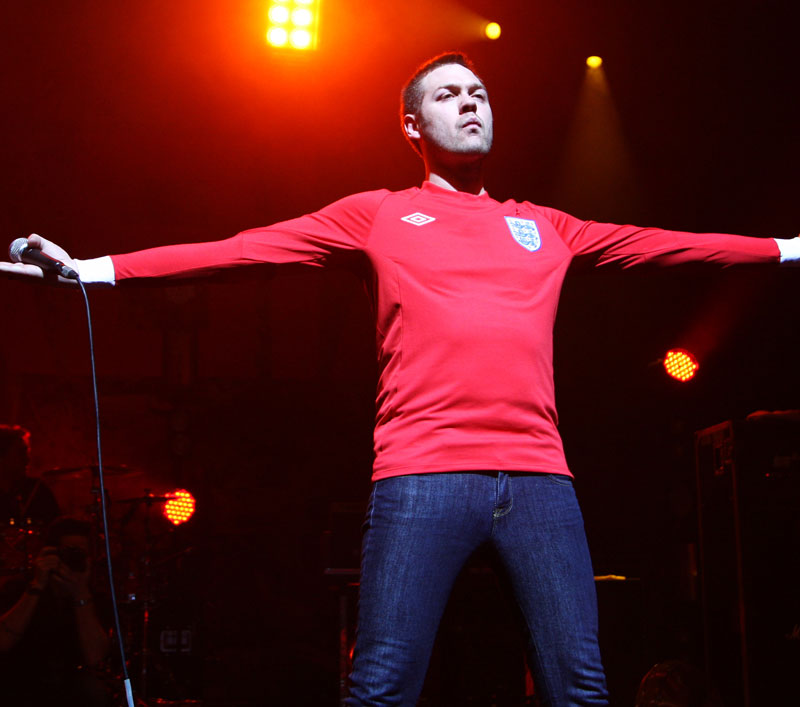 サッカーと音楽のコラボ！これが「世界的ミュージシャン」のユニフォーム姿｜写真5