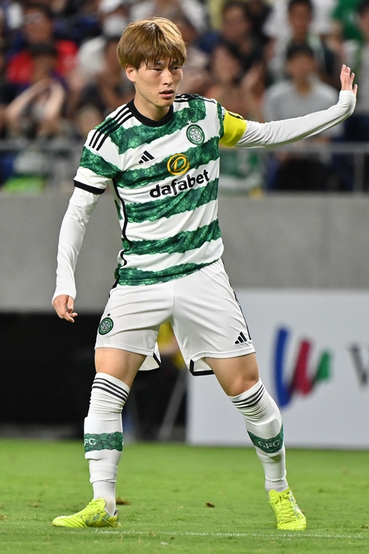 欧州の新シーズン開幕！日本代表アタッカーの「新ユニフォーム姿＆着用スパイク」まとめ　伊東純也に変化が｜写真2