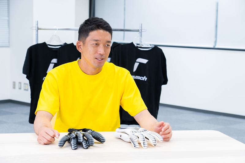 権田修一、キーパーグローブReuschとの契約をついに発表！「日本サッカーを盛り上げるチャレンジのひとつに」｜写真2
