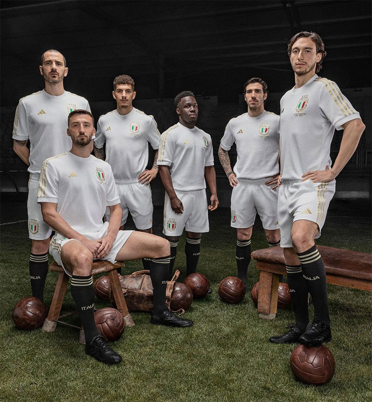 イタリア代表、美しき125周年記念ユニフォーム発表！“初代”は「なぜ青ではなく白だったのか」｜写真8