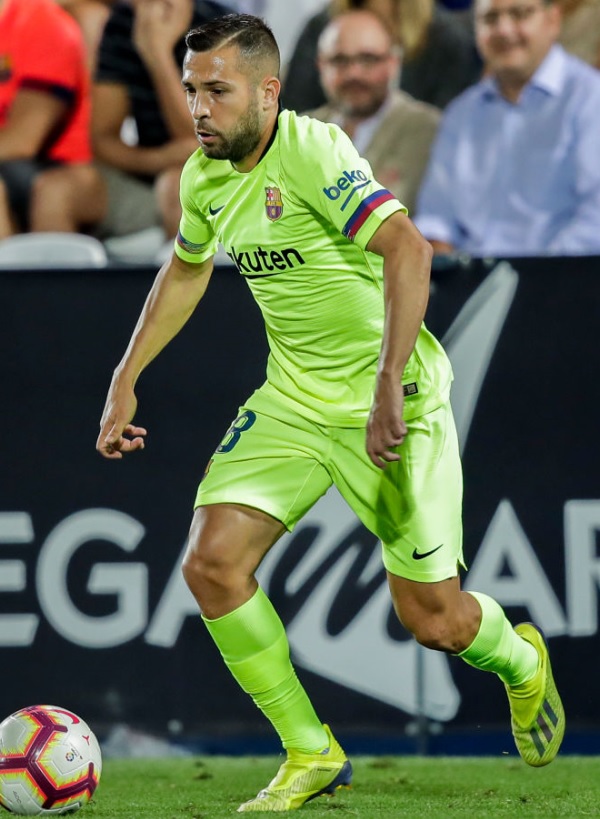 同系色コーデ！「ユニフォーム＋スパイクの美しい着こなし」を見よう｜写真11