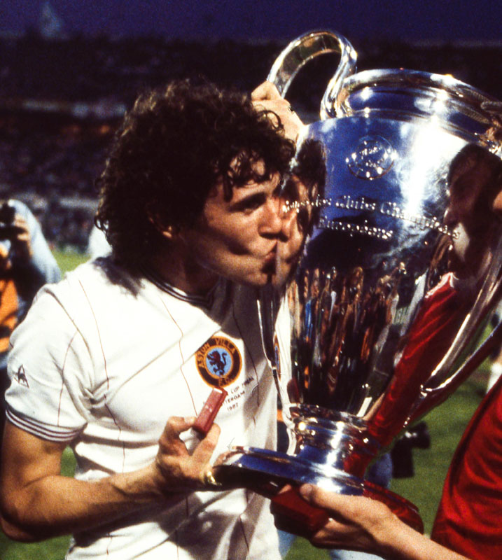 NEWエンブレム登場！アストン・ヴィラが23-24新ユニを発表　新たな胸ロゴは「ギャンブル系」｜写真4