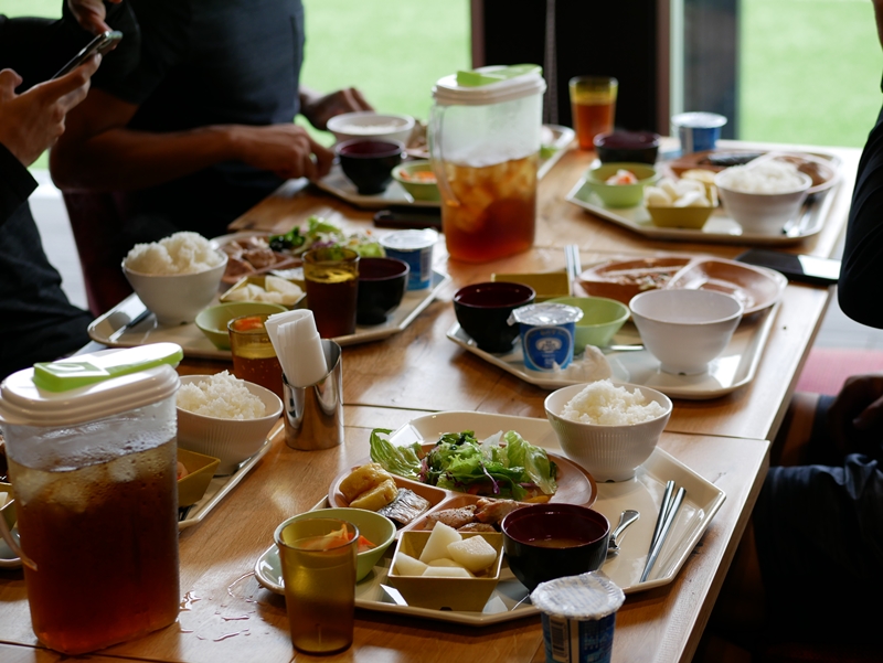 ピッチのすぐ隣で選手が食事するいわきFC。「食」について担当者に聞いてみた｜写真3