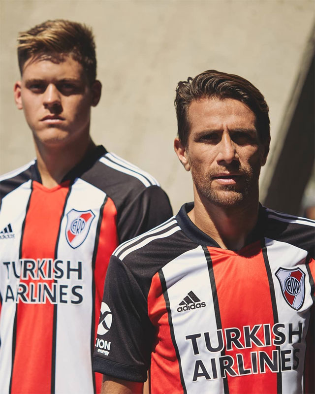 リーベル・プレート、「赤白黒トリコロール復活」の新ユニフォーム発表！｜写真5