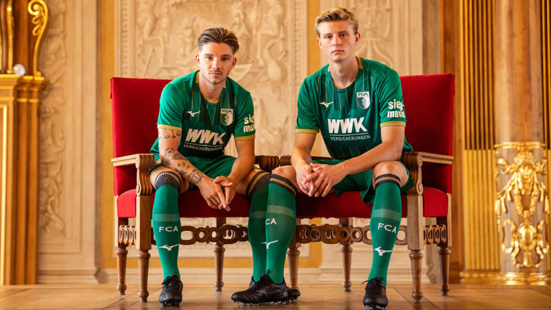 奥川所属のアウクスブルク！23-24新アウェイユニは美しき緑で「創設115周年」を祝う｜写真7