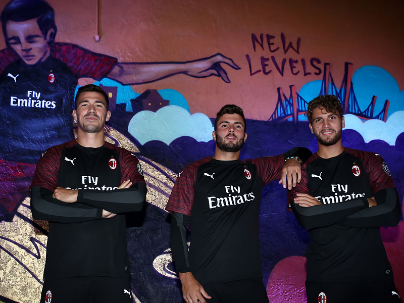 ACミラン、2018-19サードユニフォームを発表！ネームと背番号も掲載｜写真7