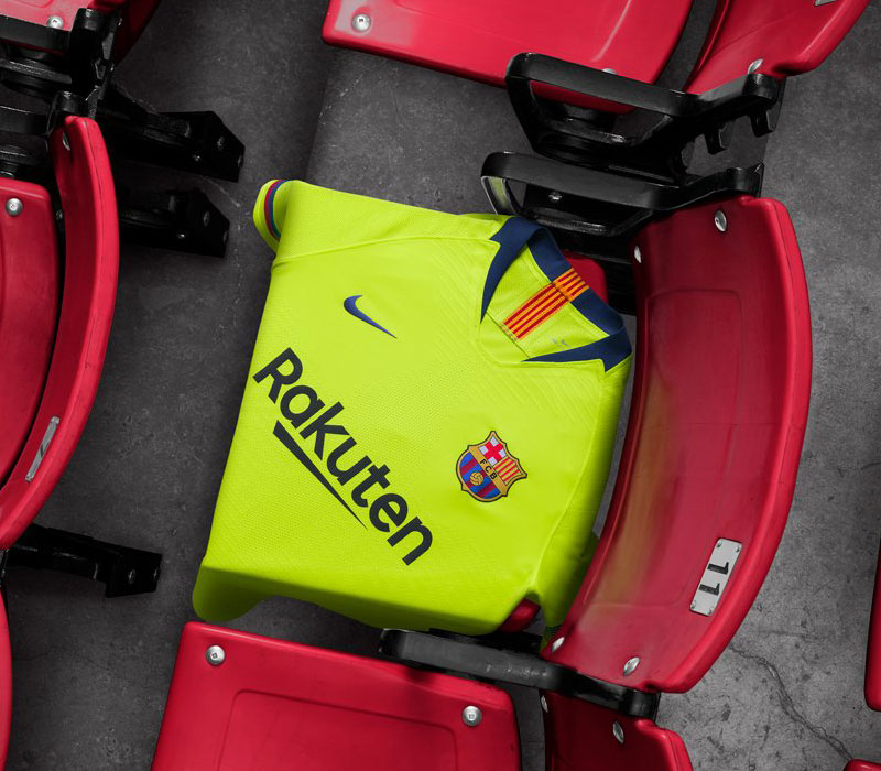 バルセロナ、2018-19アウェイユニフォームを発表！色は“ロナウジーニョ時代”｜写真8