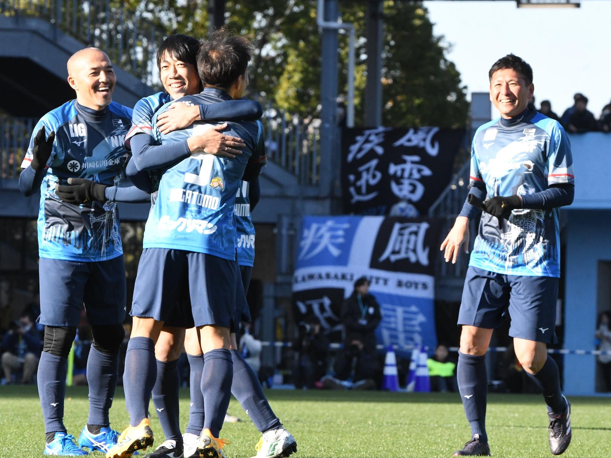 川崎フロンターレ中村憲剛の引退試合に2万人超えのサポが集結　「みんなの笑顔が見れて感無量」「幸せな1日」でピッチに別れ｜写真2