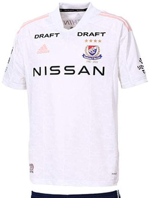 横浜F・マリノス、2022新ユニフォーム発表！「創設30周年」で懐かしいデザインに｜写真3