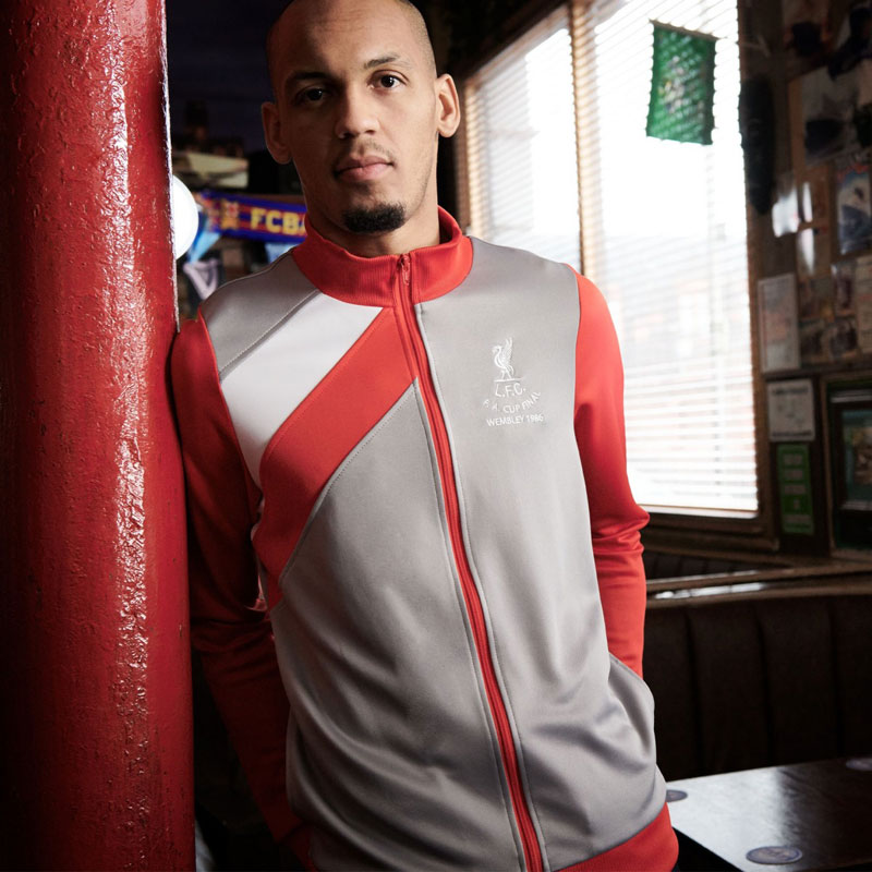 南野のリヴァプール、昔のスポンサー入り「超レトロなトラックジャケット」登場！｜写真9