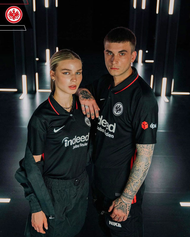 フランクフルト、2021-22新ユニフォームは黒色「ポロシャツ風」｜写真3