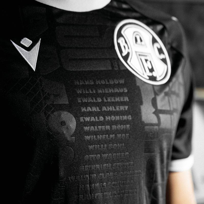 奥川雅也がモデルに！ビーレフェルト、漆黒の「優勝100周年記念ユニ」を発表｜写真3