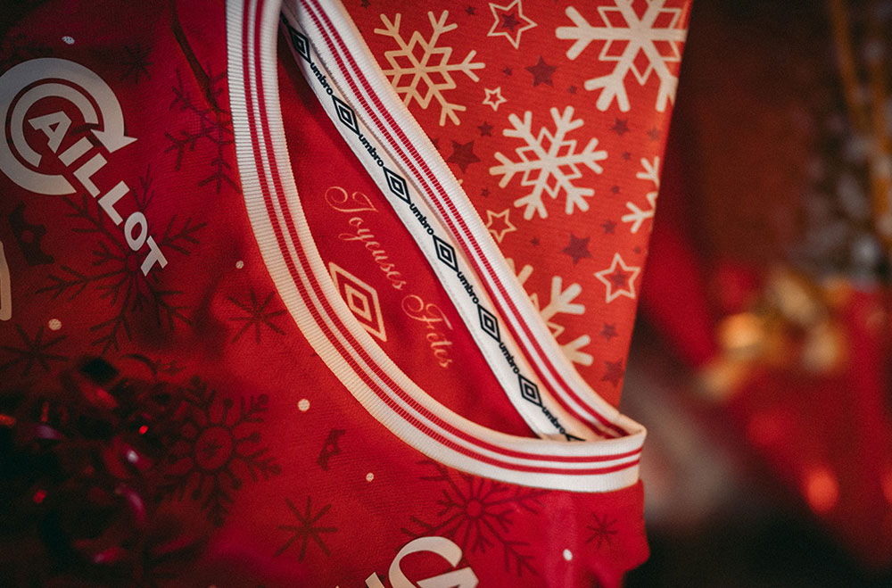 日本人選手も！近年「クリスマスユニフォーム」を着た欧州の5チーム｜写真10