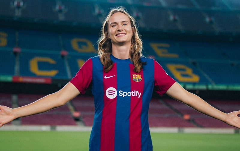 バルセロナが23-24新ユニを発表！“特別エンブレム”の裏にある「女子チームの知られざる物語」とは｜写真6