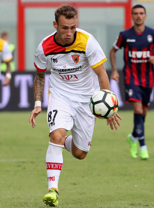 「ほうきに乗った魔女」のエンブレム！ベネヴェントの2017‐18ユニフォーム｜写真7