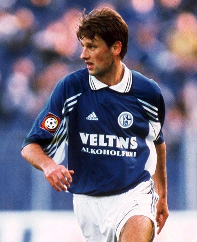 上月壮一郎が所属の名門シャルケ！今季ユニは「懐かしの胸ロゴ」復活に“90年代”がよみがえる｜写真6