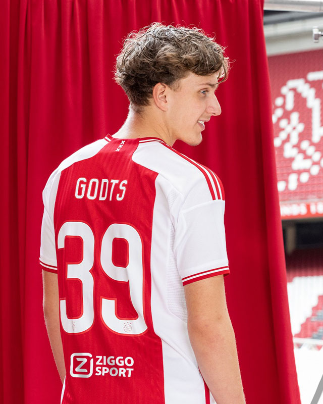 エンブレムは懐かしの“ど真ん中”！アヤックスが23-24新ユニ発表　女子ユニは「黄金期感」が半端ない｜写真6