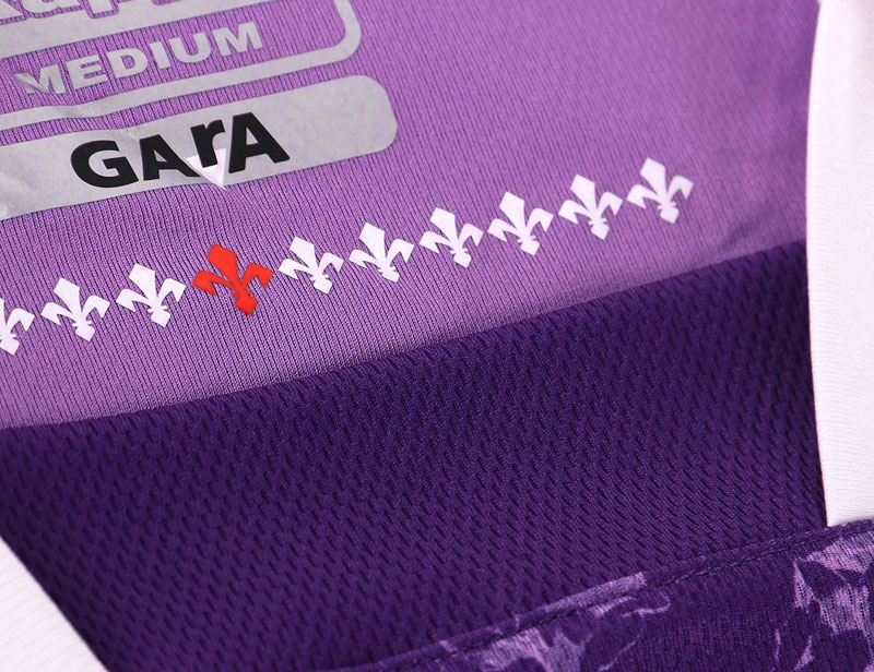 フィオレンティーナが23-24新ユニを発表 「永遠のキャプテン」アストーリに敬意を捧げた一着｜写真5