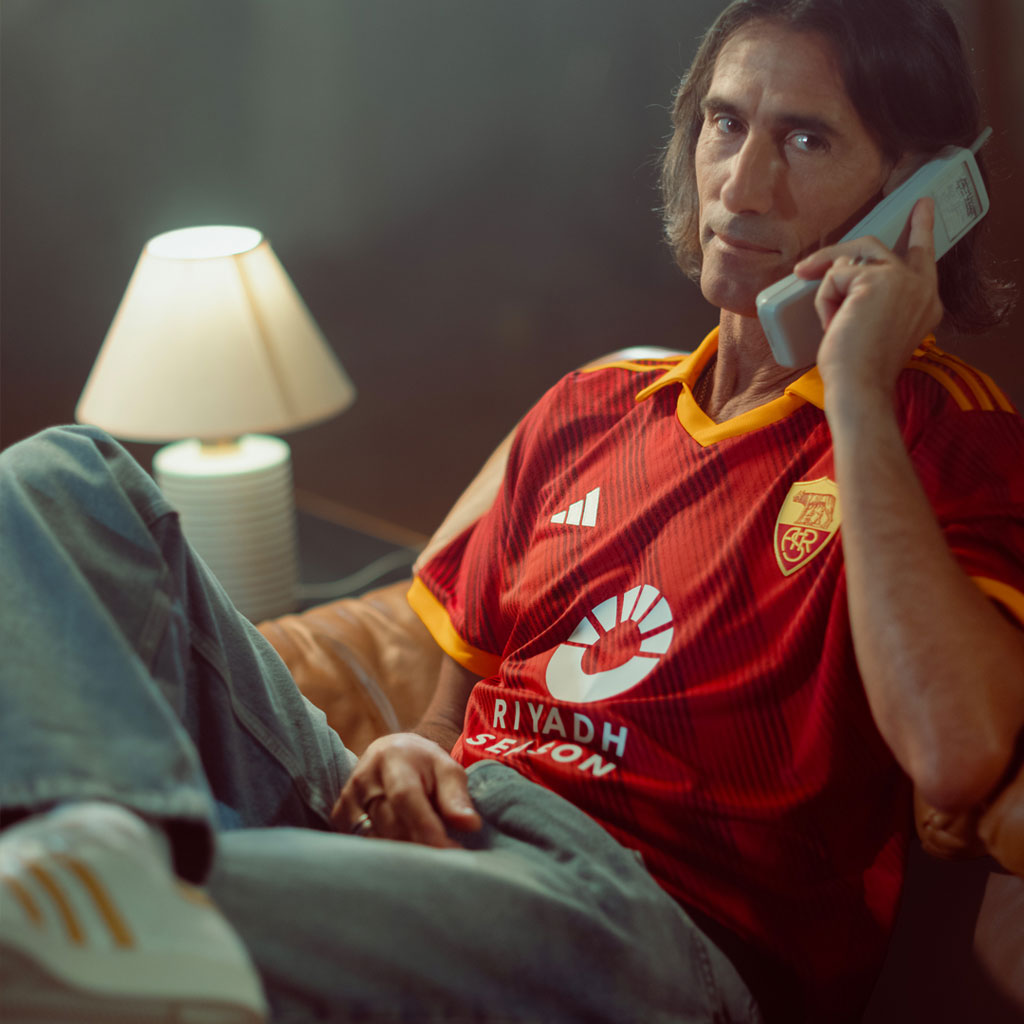 ローマが「伝説の勝利」25周年の新ユニフォームを発表！主役となった“レジェンドFW”がモデルで登場｜写真4