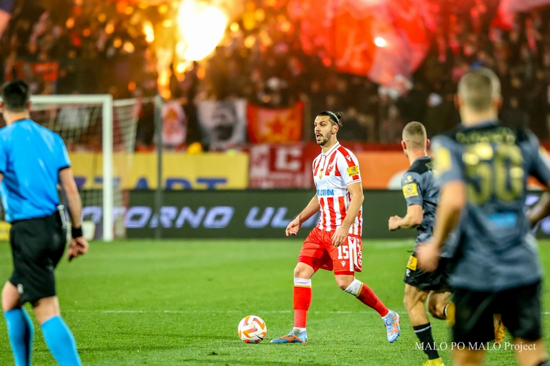 日本人女性が撮った「ミハイロヴィッチ追悼試合」…“隠されたピクシー”の違和感と紅く燃えたスタンド｜写真13