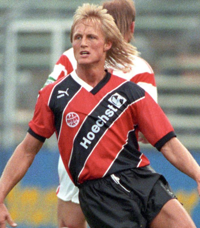 長谷部も似合う？フランクフルト、大胆ストライプの23-24新ユニを発表！実は“超レトロ”デザイン｜写真3