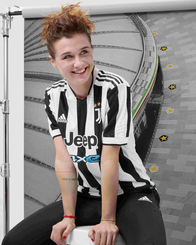 ユヴェントス、2021-22新ユニフォーム発表！「スタジアム10周年」を祝う｜写真7