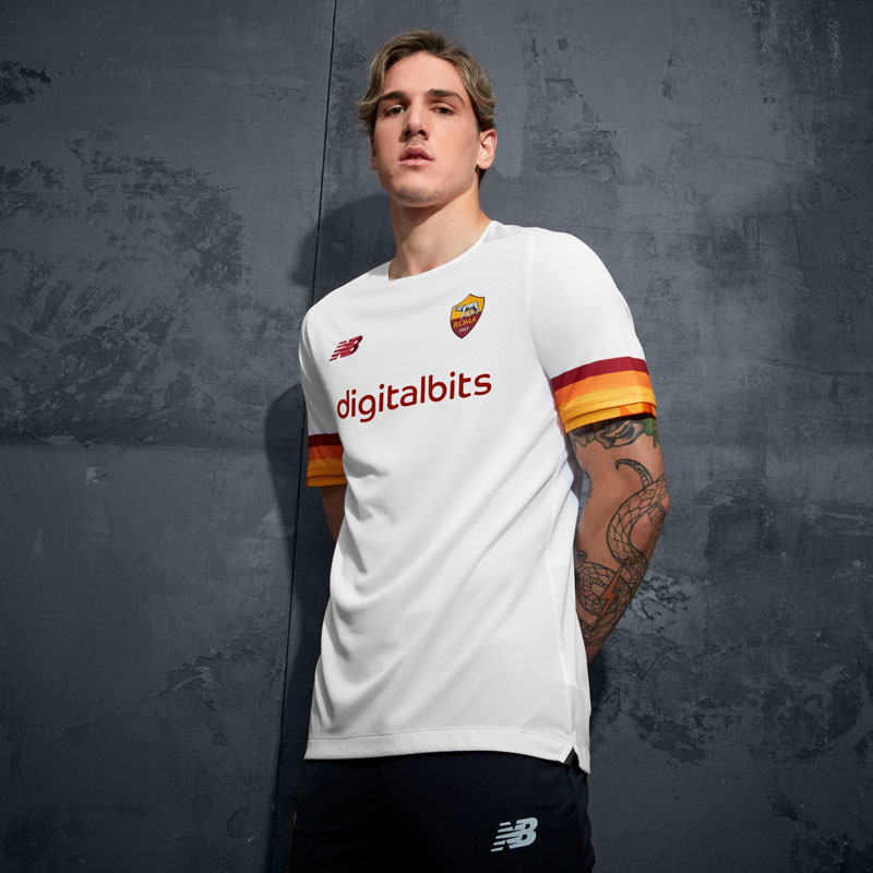 ローマ、21-22新アウェイユニフォーム発表！デザインは「70年代ユニ」｜写真6