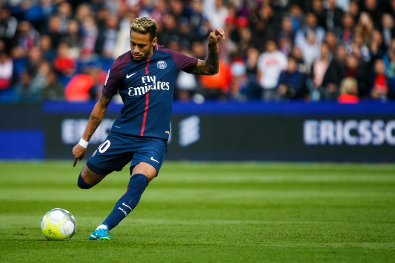 今、世界でも最も「フリーキック」が上手いかもしれない5人｜写真3