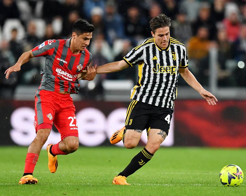 ユヴェントス、話題の“新ユニ”がデビュー！胸ロゴの「視認性」には問題あり？｜写真3