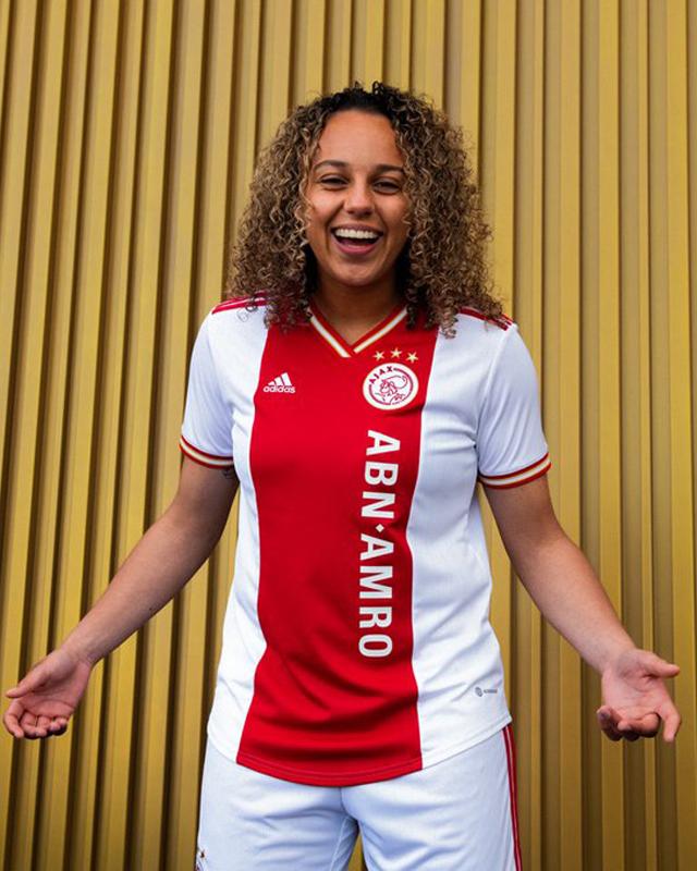 アヤックス、2022-23新ユニフォームを発表！ゴールドが「おしゃれデザイン」｜写真5