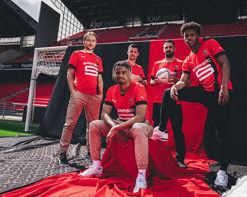 レンヌが2022-23新ユニフォームを発表！「片側ストライプ」がスタイリッシュ｜写真6