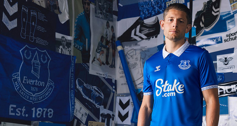 エヴァートンが23-24新ユニフォームを発表！10年ぶりに「襟付きデザイン」が復活｜写真7