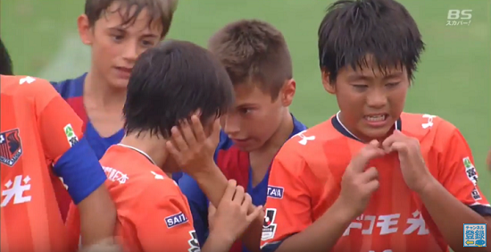 話題騒然！日本チームを慰めるU-12バルセロナが大人すぎると絶賛の声｜写真2