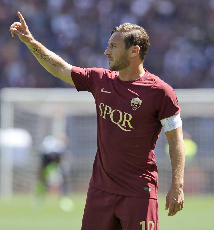 ローマのユニフォームに“謎ロゴ”が出現？！「SPQR」とはいったい何なのか｜写真5