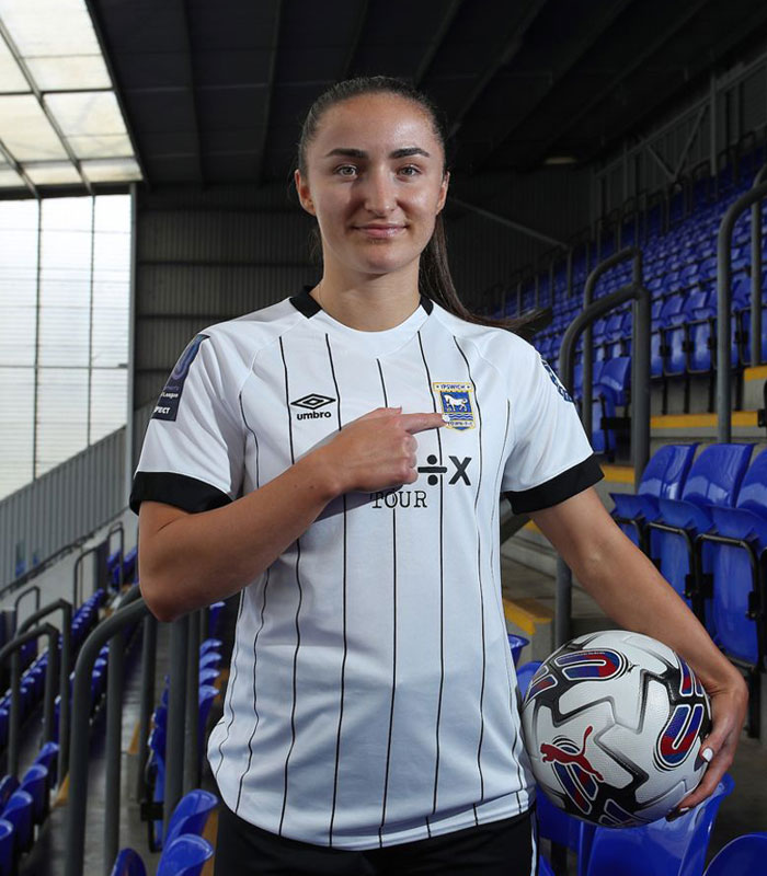 絶好調イプスウィッチにレトロな新ユニ登場！胸ロゴ「エド・シーラン」は東京ドームほかで来日公演決定｜写真4