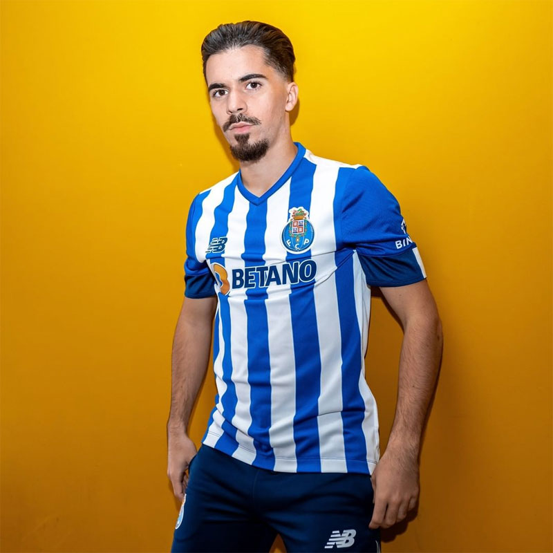 名門ポルト、2022-23新ユニフォーム発表！シンプルな縦じまデザイン｜写真4