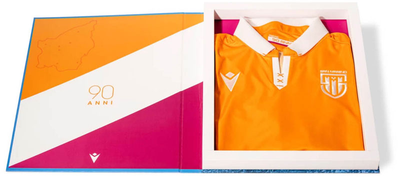 サンマリノ代表、90周年記念ユニフォーム発表！大敗イングランド戦で“デビュー”｜写真3