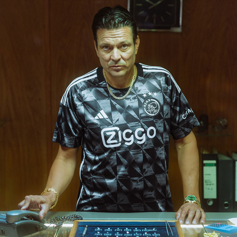 英雄リトマネン登場！アヤックス、「漆黒ダイヤモンド」をデザインの新サードユニを発表｜写真5