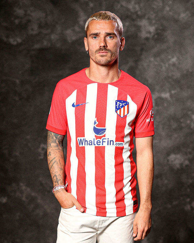 アトレティコ・マドリーの23-24新ユニが登場！4年ぶりに「普通のストライプ」復活｜写真4