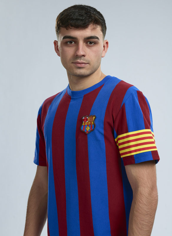 バルセロナ、クラブ公式の新作レトロジャージが登場！「鉄板ウェア」もご紹介｜写真3