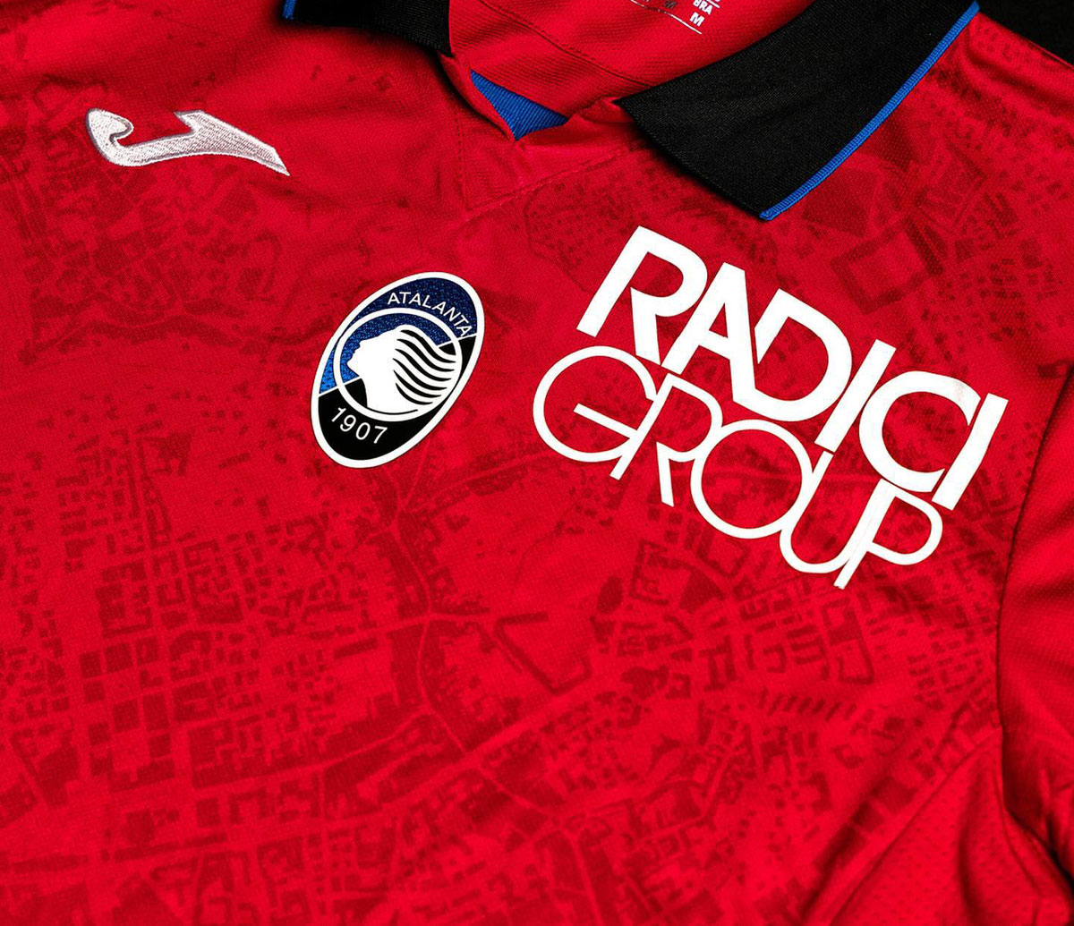 好調アタランタ、10年ぶりに赤いユニを発表！前面の地図で街への“愛と敬意”を表現｜写真5