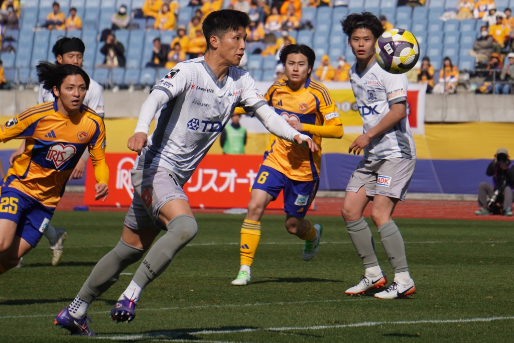 目指す先はリーグ戦40ゴール！？J2得点ランキング首位のブラウブリッツ秋田FW小松蓮が泣きそうになった半年間｜写真3