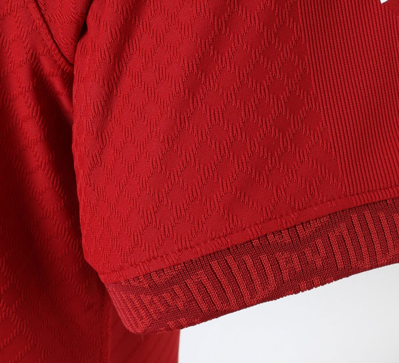 リヴァプール、2022-23新ユニフォームを発表！袖には「絆のYNWA」｜写真4