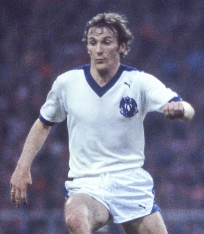 本間至恩が所属！名門クルブ・ブルッヘに2つの新ユニが登場　アウェイは栄光の「CL決勝モデル」に触発｜写真7