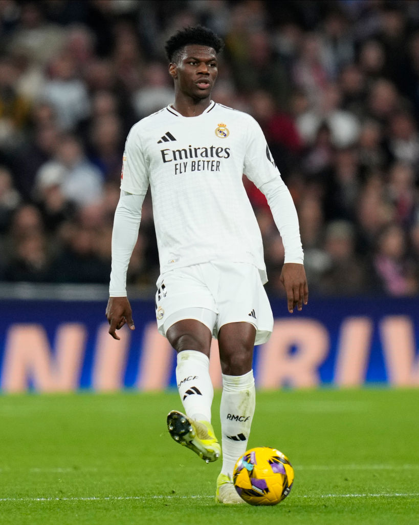 遠藤航も起死回生！「本職ボランチ」ながらセンターバックも高次元でこなす5名｜写真5